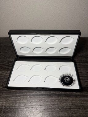 Lashify Case and lashes
